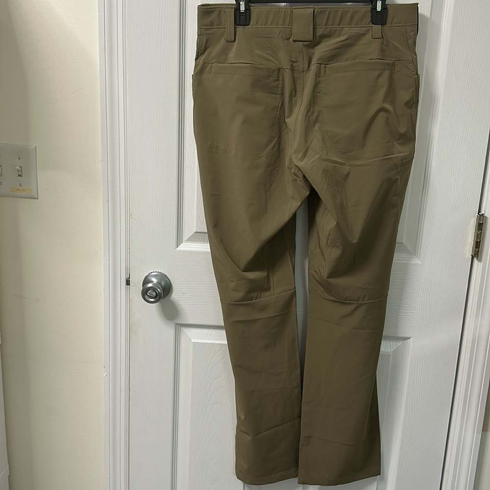 EUC! Under Armour Performance Men's Dark Khaki Pants size 34x32. No flaws! - Picture 5 of 8